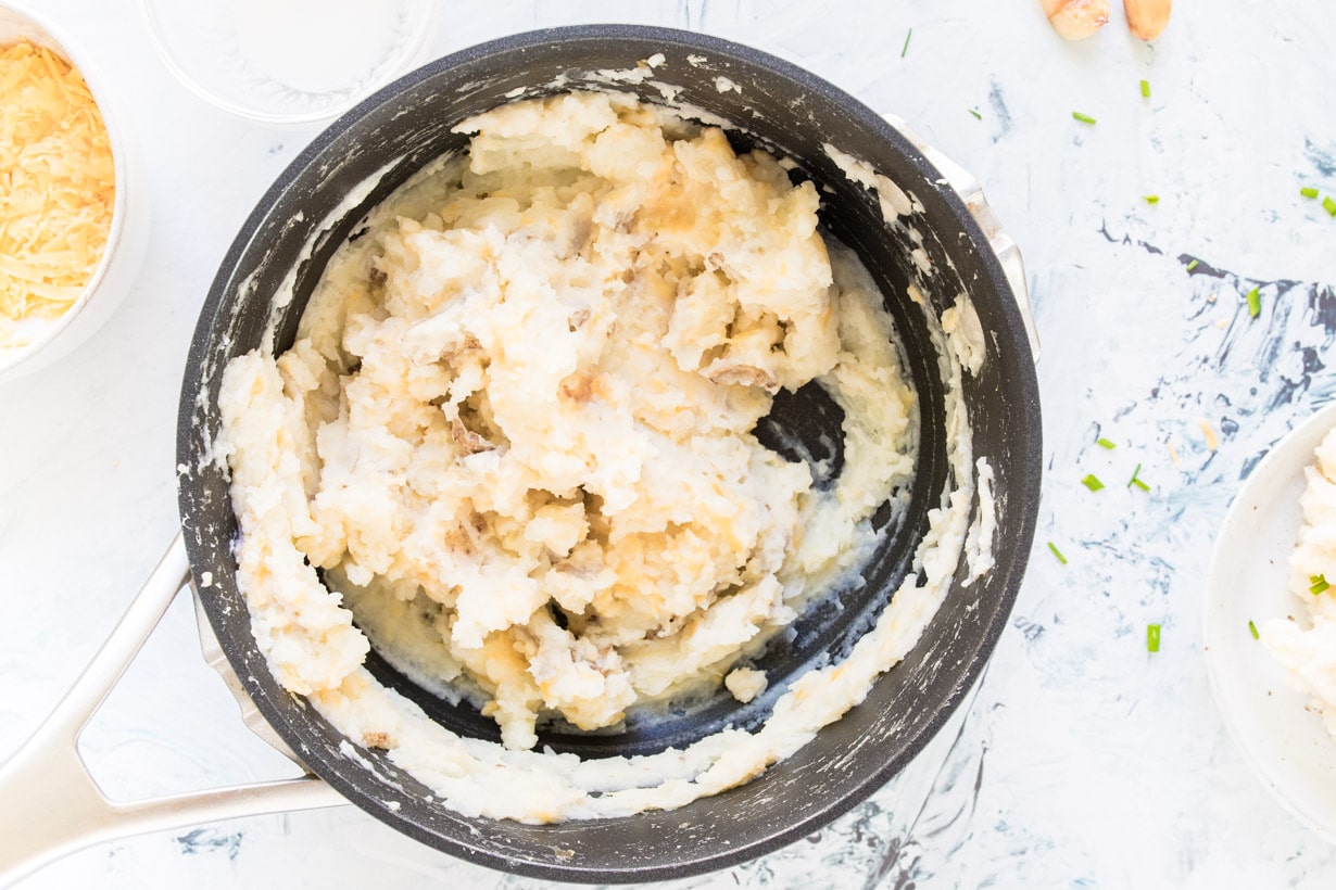 cheesy garlic mashed potatoes in a black bpot