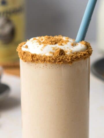 Milkshake with crumbled Biscoff cookies on top