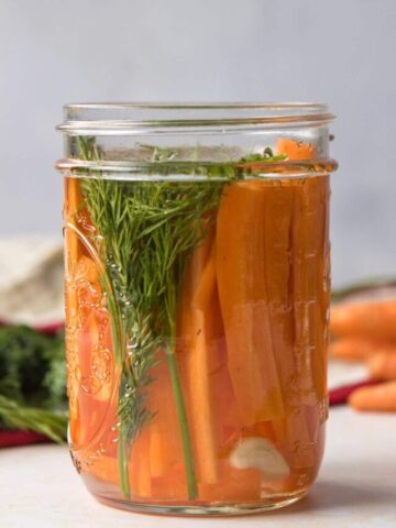 cropped-Jar-of-carrots-with-dill.jpg