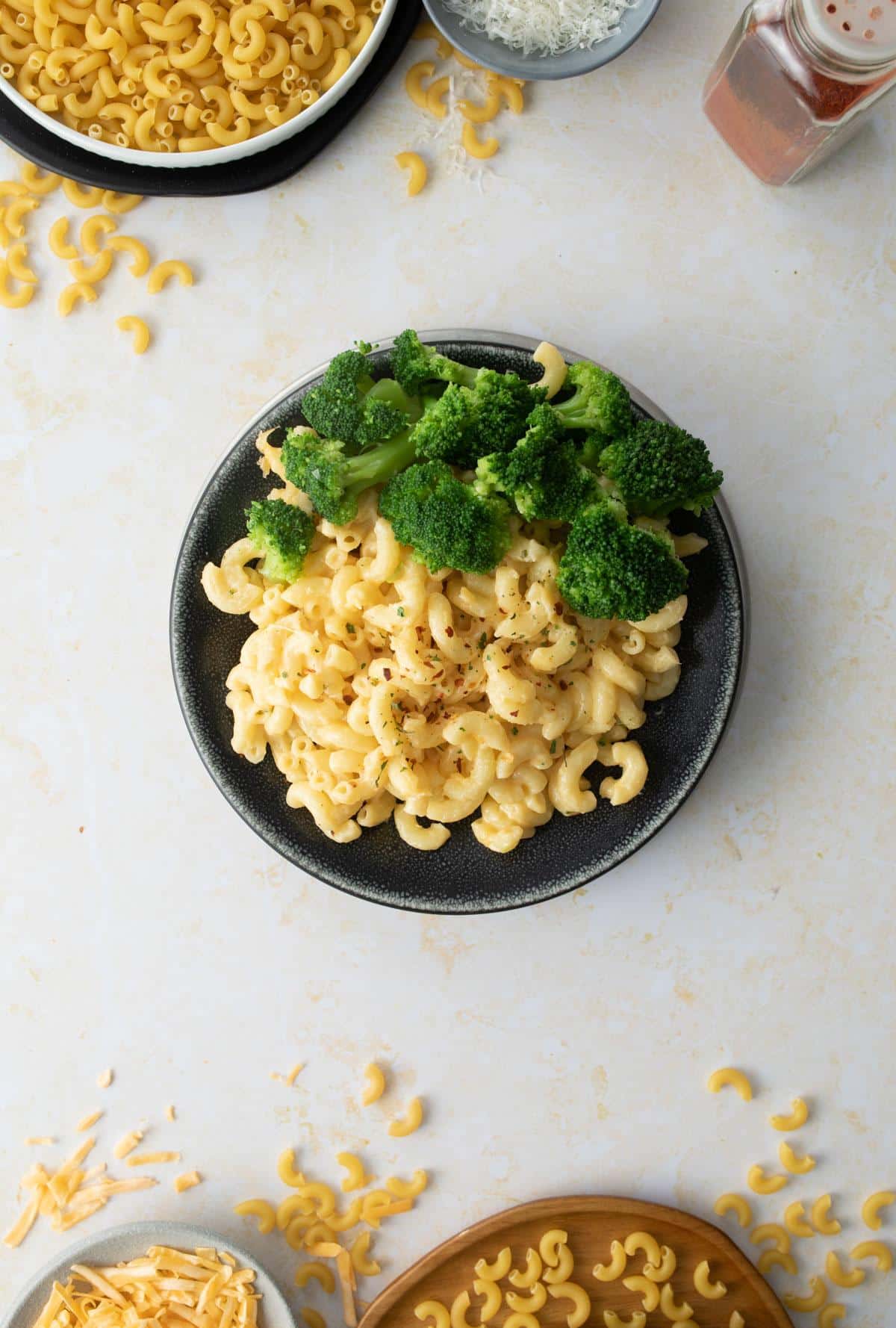 mac and cheese and broccoli on black plate
