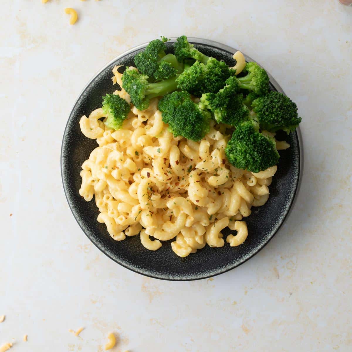 macaroni and cheese, broccoli on black plate