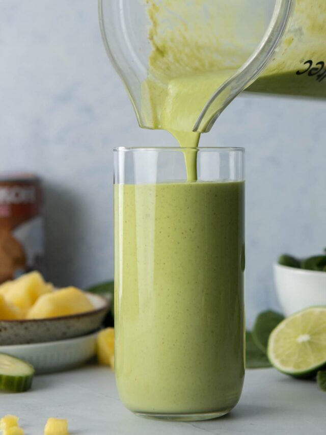 GREEN SMOOTHIE WITH PINEAPPLE AND CUCUMBER