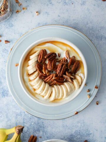 yogurt with pecans and banana on top