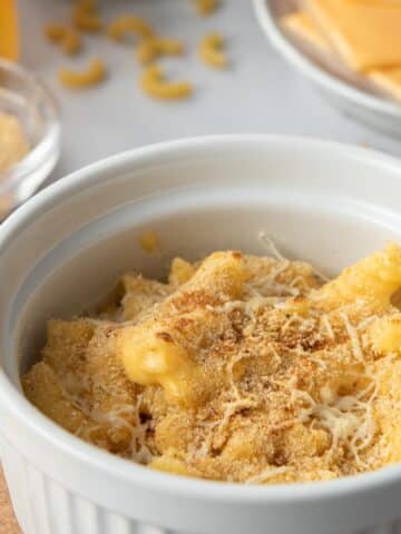 close up of mac & cheese with breadcrumbs in bowl